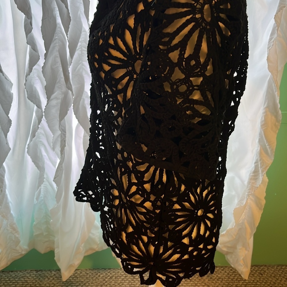 Crocheted daisies shrug/cardigan - Picture 5 of 7